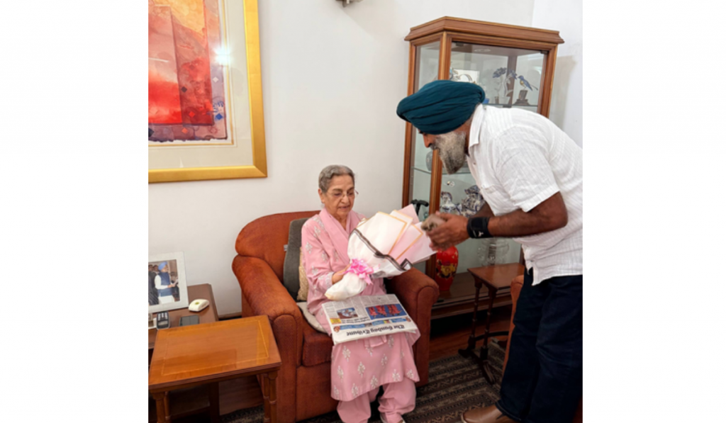 Punjab Congress Chief Meets Former PM Manmohan Singh’s Wife, Takes Her Blessings
