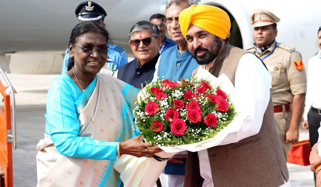 President Droupadi Murmu Arrives in Punjab, CM Bhagwant Mann Welcomes Her at Chandigarh Airport