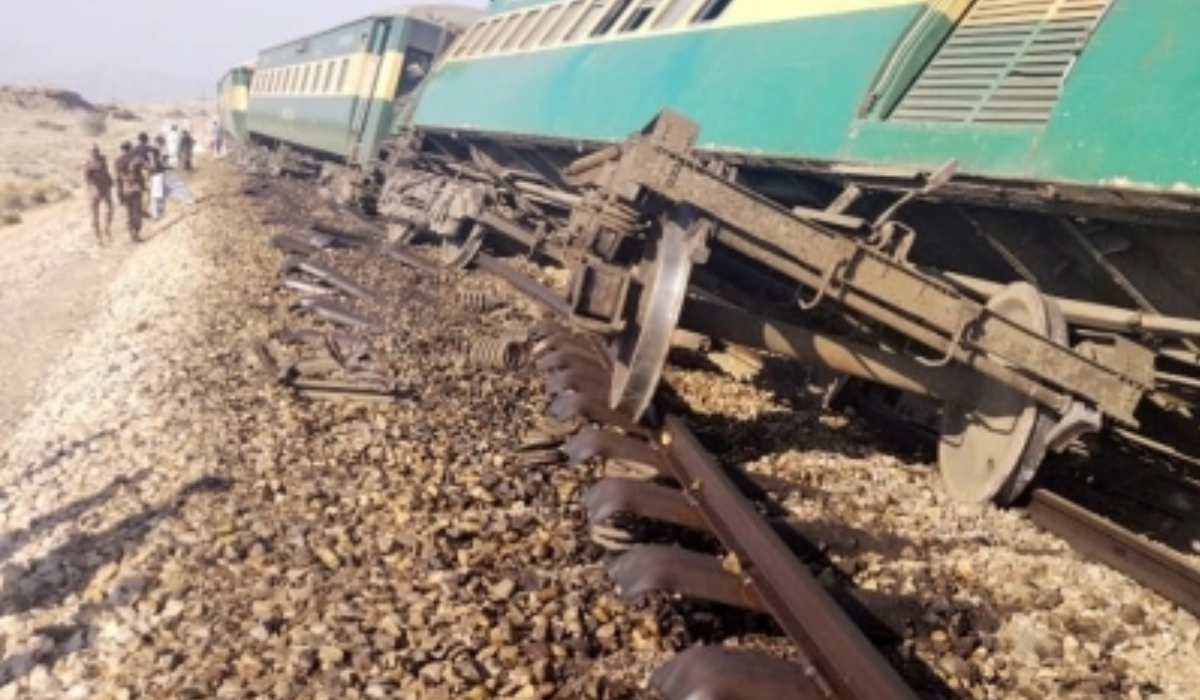 Train derails in Pakistan’s Punjab, killing 4 and injuring over 30