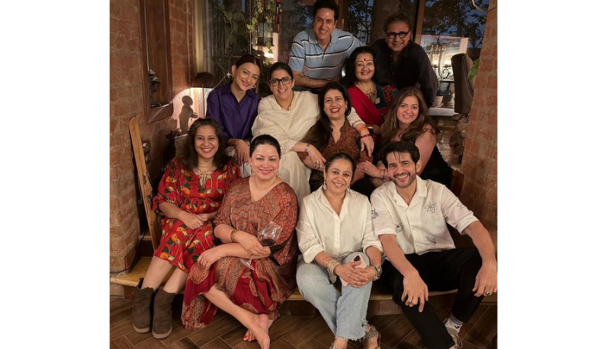 ‘Kyunki Saas Bhi…’ gang Smriti Irani, Apara Mehta, Gauri Pradhan & others reunite ahead of show’s finale