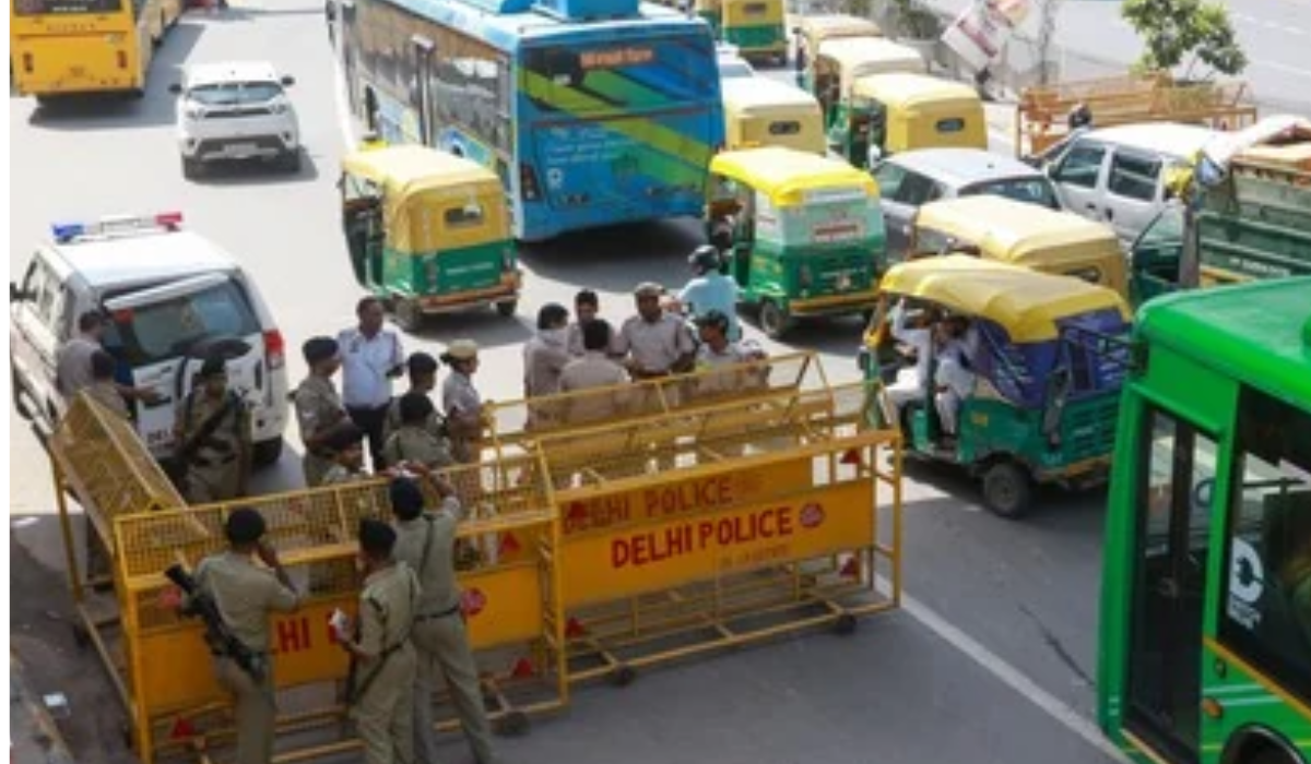 Daylight robbery in Delhi: Robbers barge into office, loot Rs 2.30 crore at gunpoint in Lahori Gate