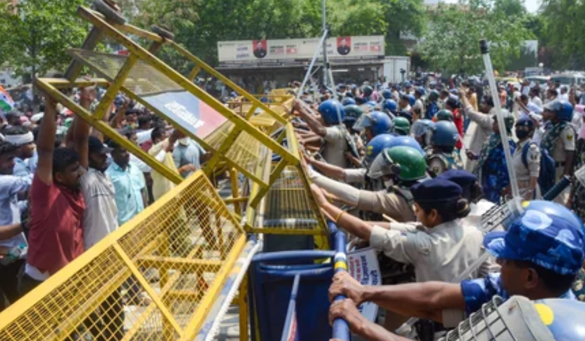 Sub-Inspector candidates clash with police in Patna over recruitment cancellation
