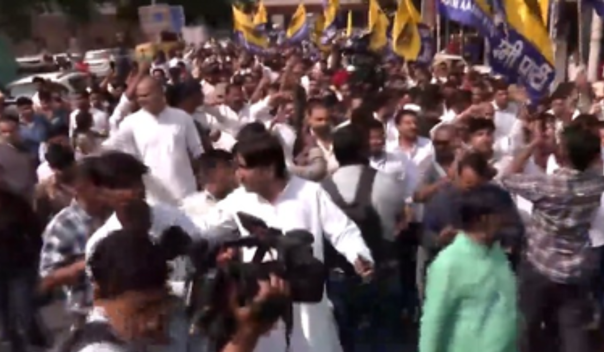 AAP stages protest outside Delhi Chief Electoral Officer’s office; Cong, Left parties join