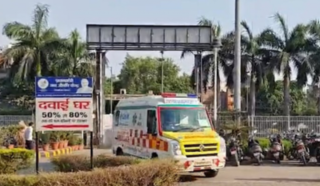Building collapses in Delhi's Seemapuri, many feared trapped