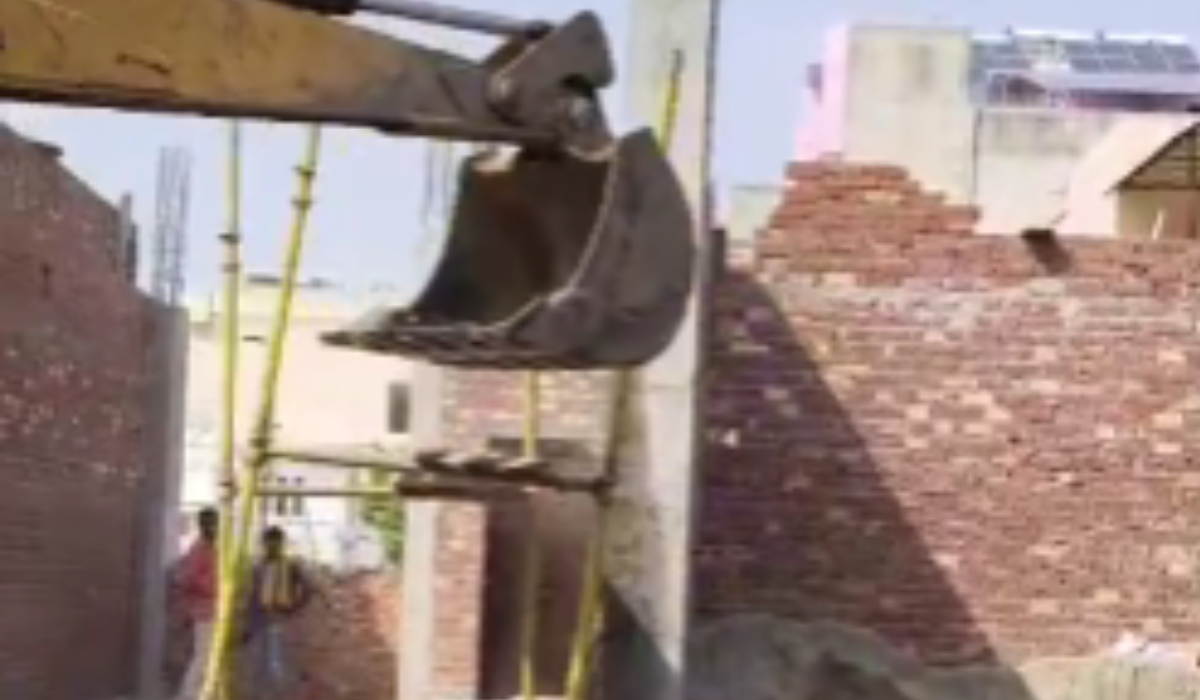Action taken against illegal commercial complex in Mohini Park, 9 shops demolished