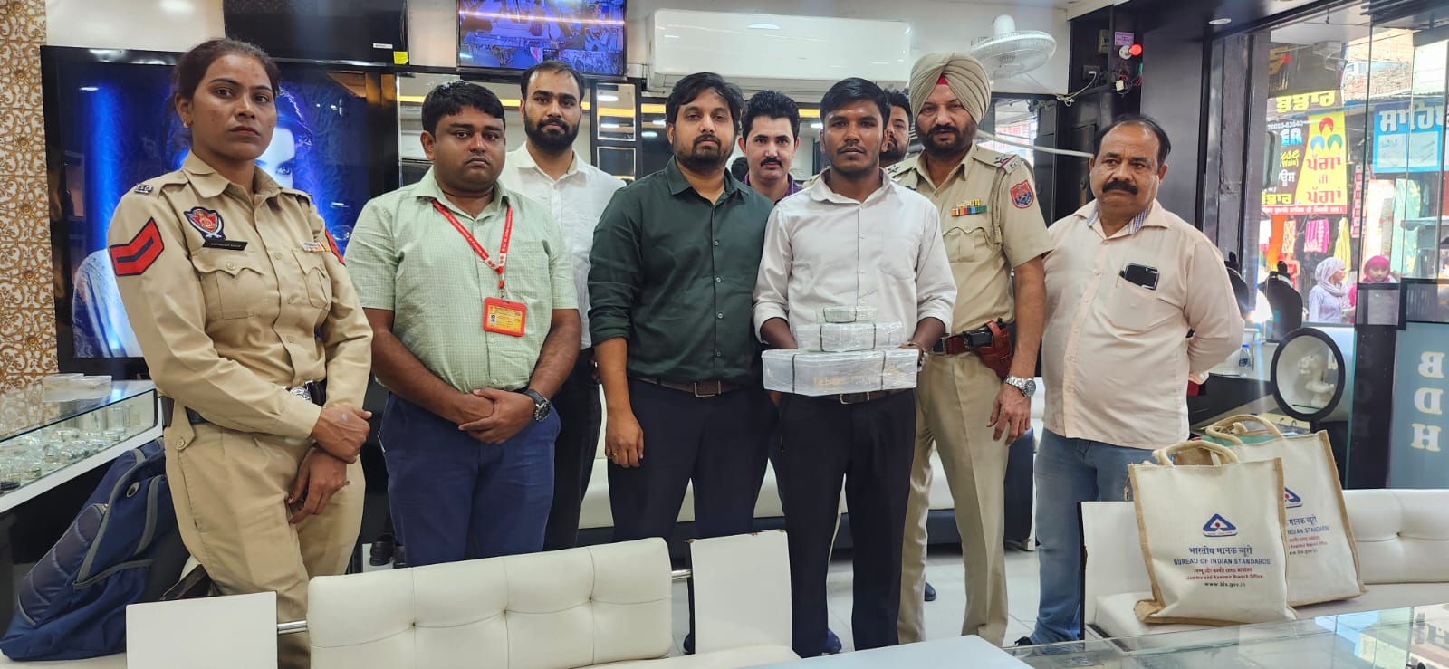 BIS raids jewelry shop in Amritsar, seizes 95 gold ornaments weighing over 467 grams