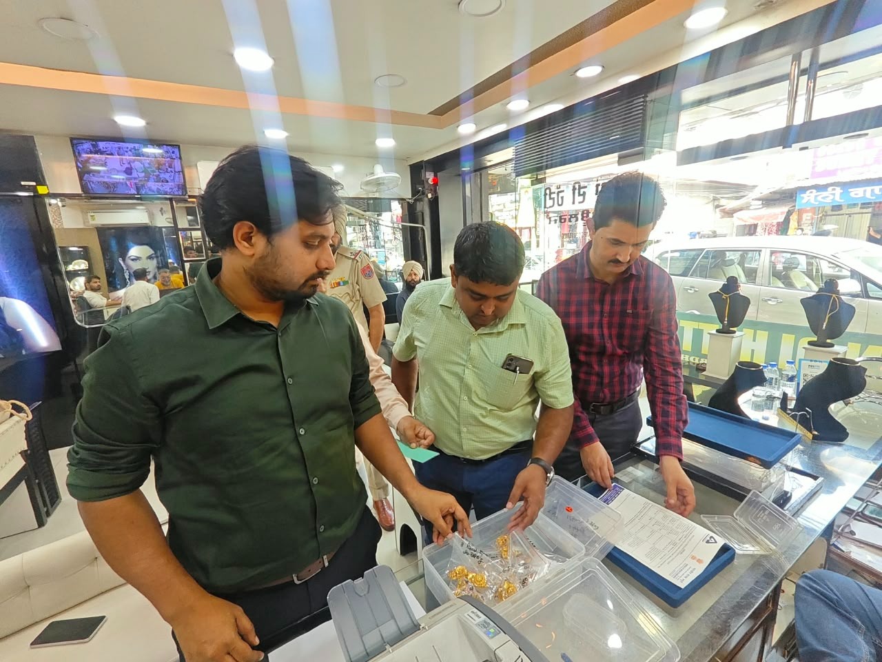 BIS raids jewelry shop in Amritsar, seizes 95 gold ornaments weighing over 467 grams